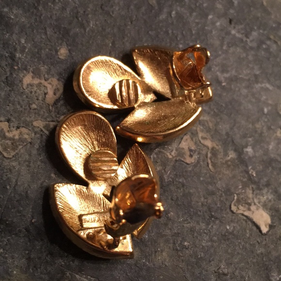 Vintage Trifari Clip On Earrings - Picture 3 of 4